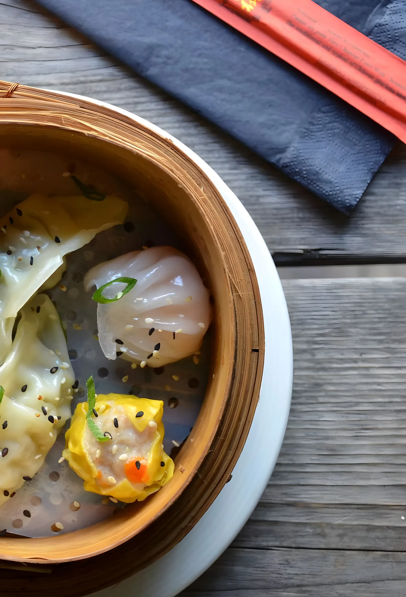 Dim sum in een bamboe stoommandje