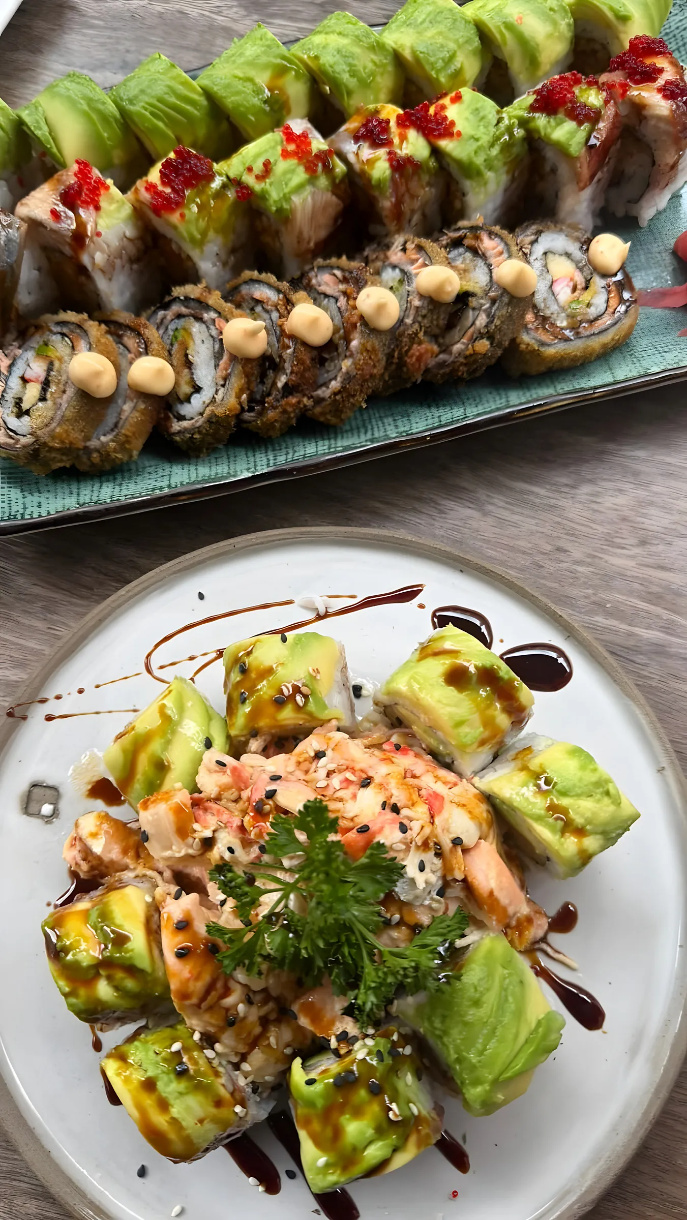 Twee borden met rolls, avocado en saus