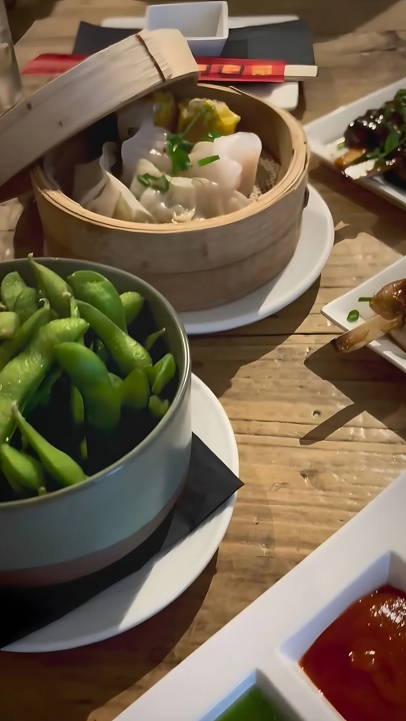 Edamame en dim sum op tafel