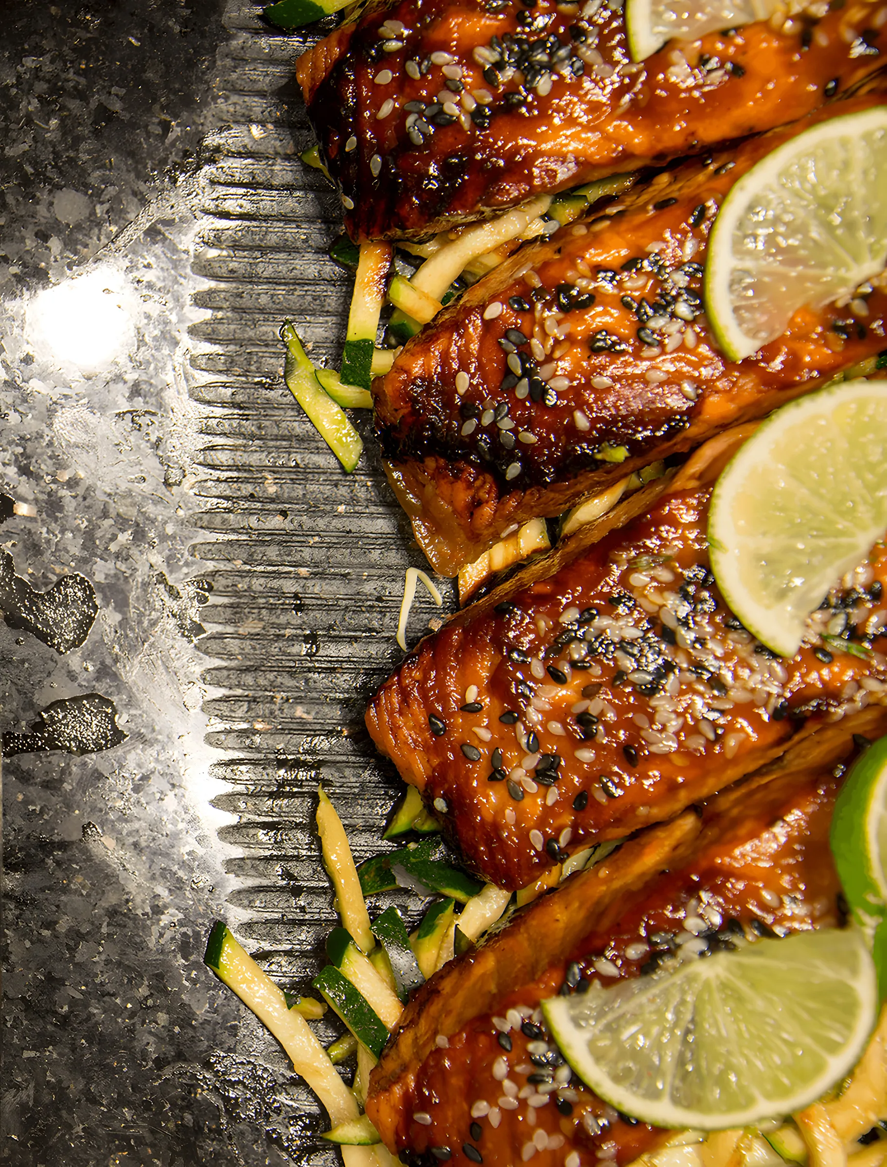 Geglaceerde zalm met limoen op een stenen plank