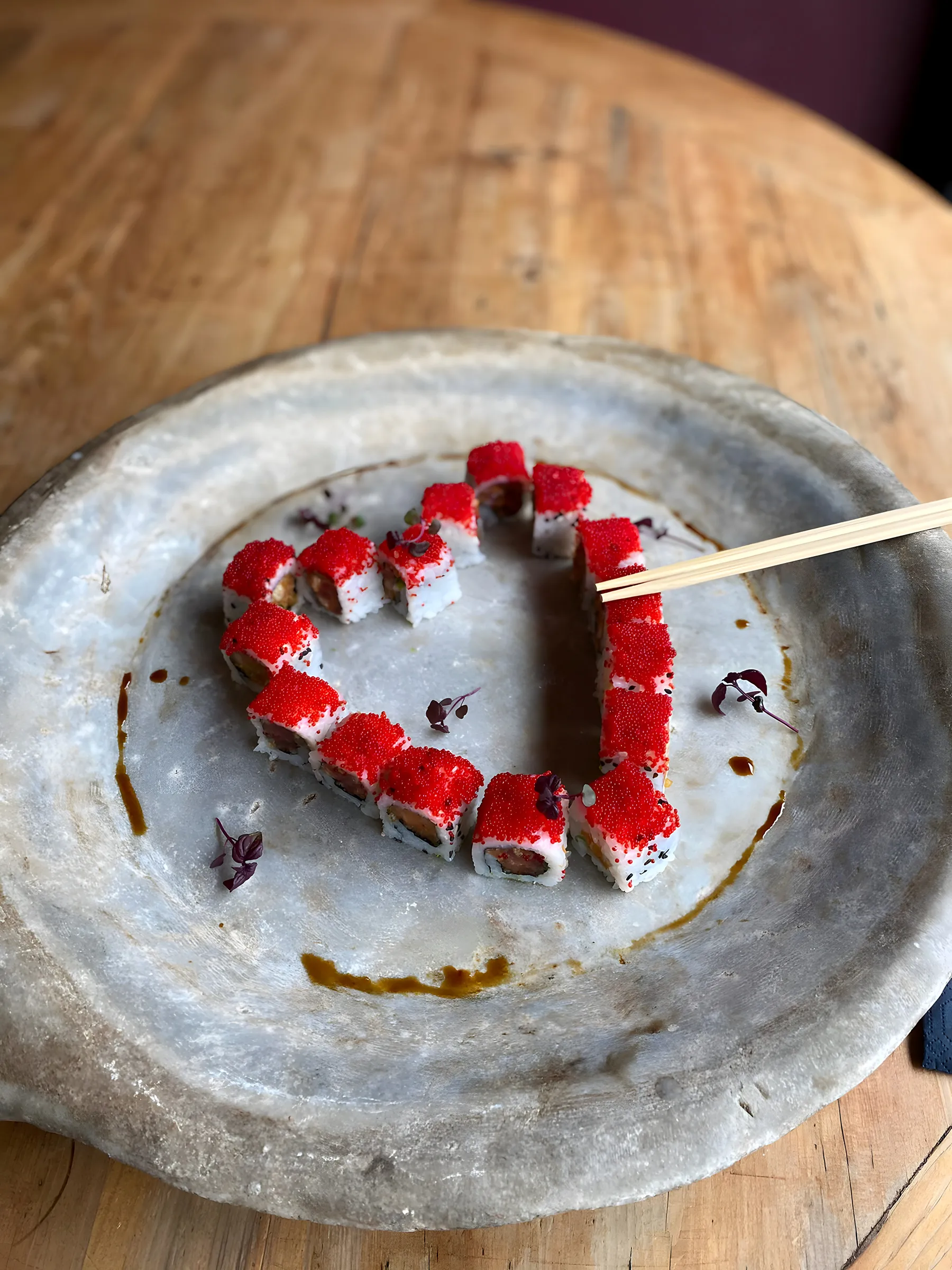 Sushi in hartvorm op een stenen bord