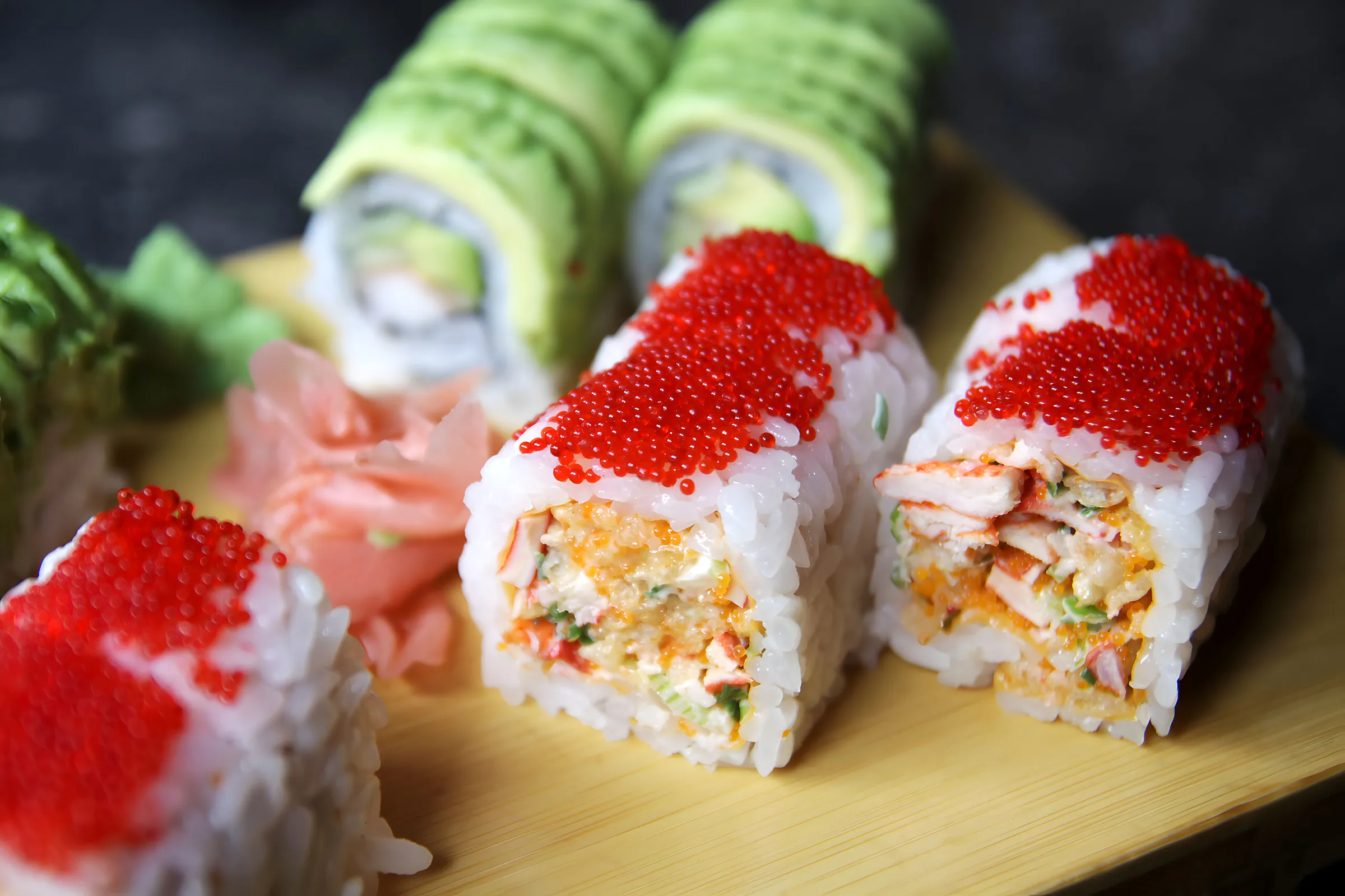 Rolls met rode tobiko en avocado