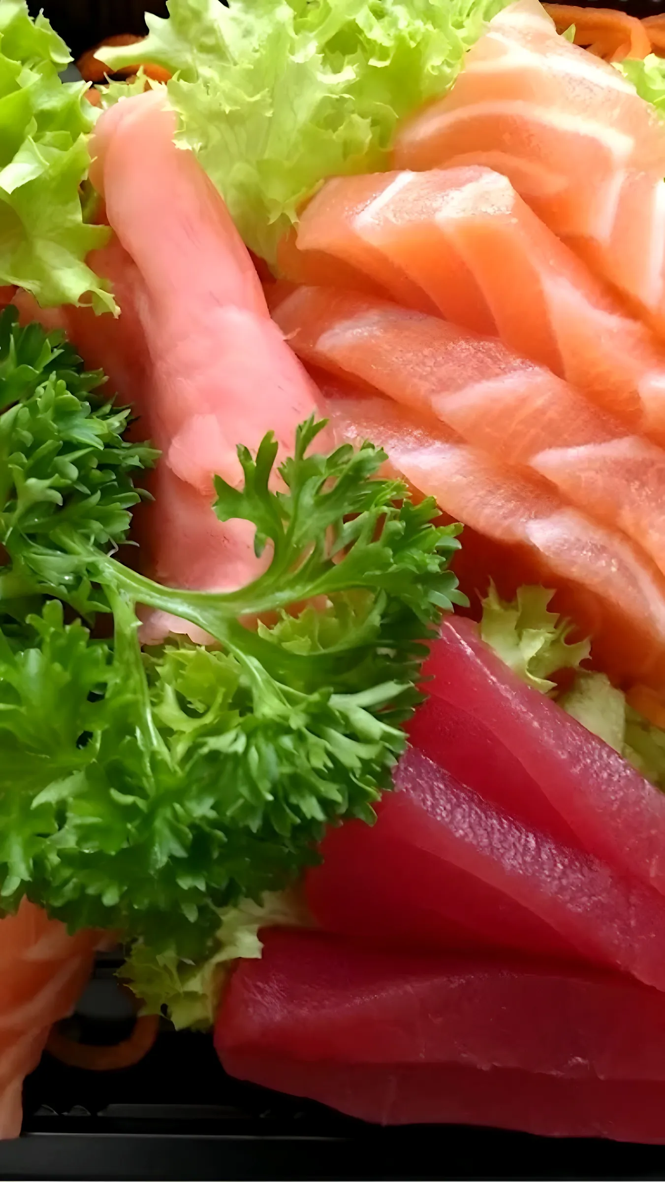 Close-up van zalm- en tonijnsashimi