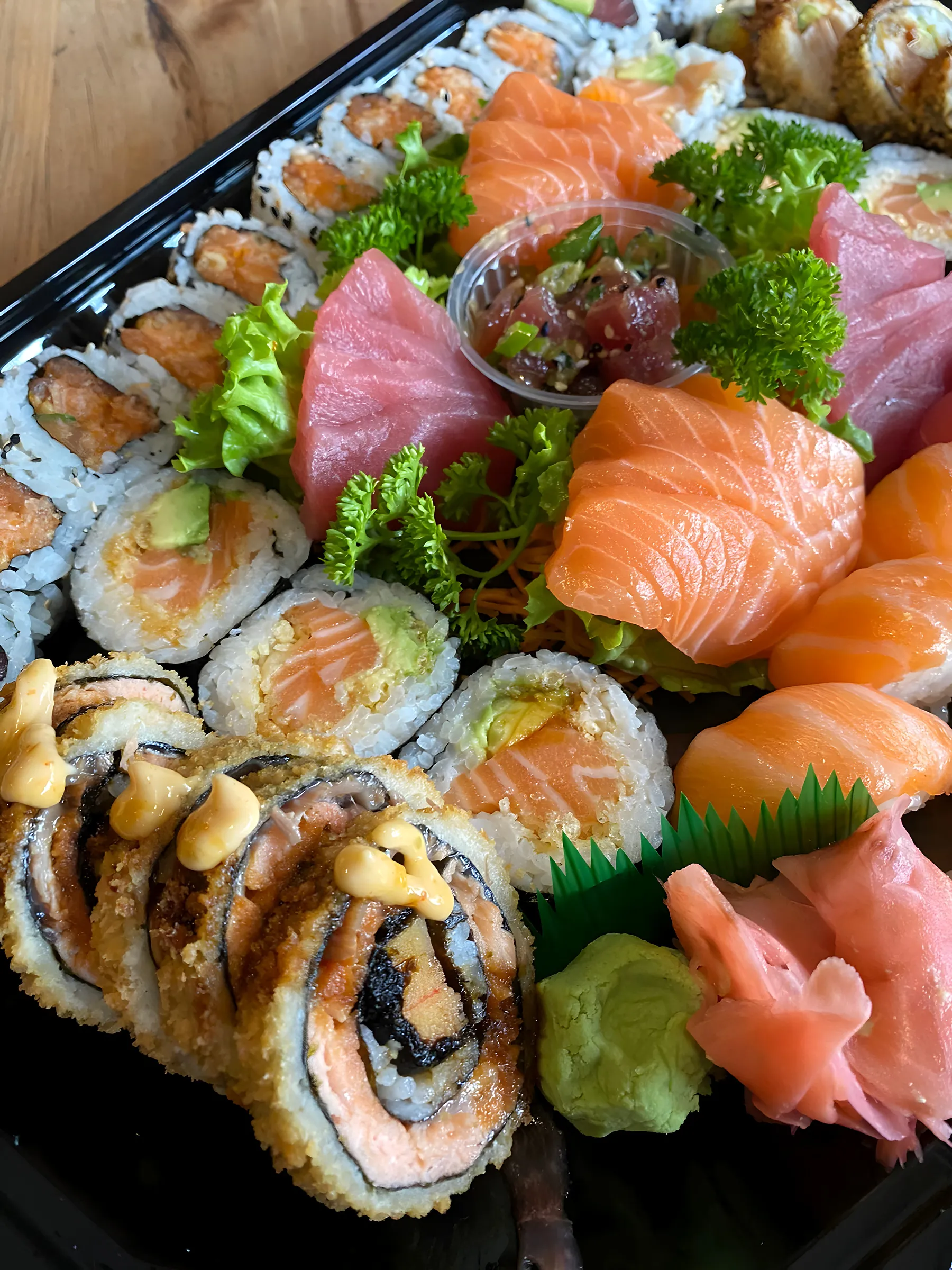 Schotel met sushi en sashimi