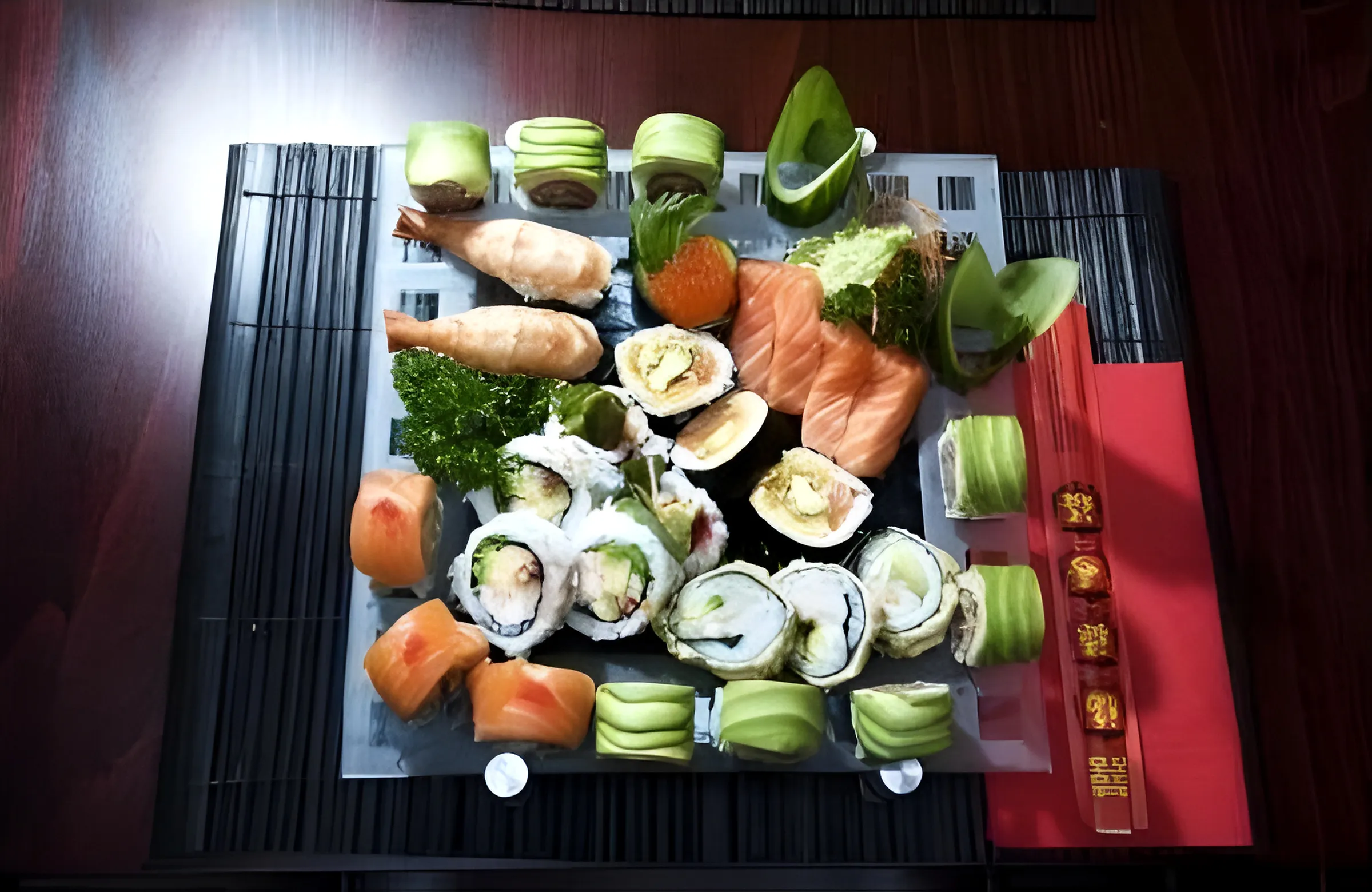 Sushi op een zwarte bamboemat