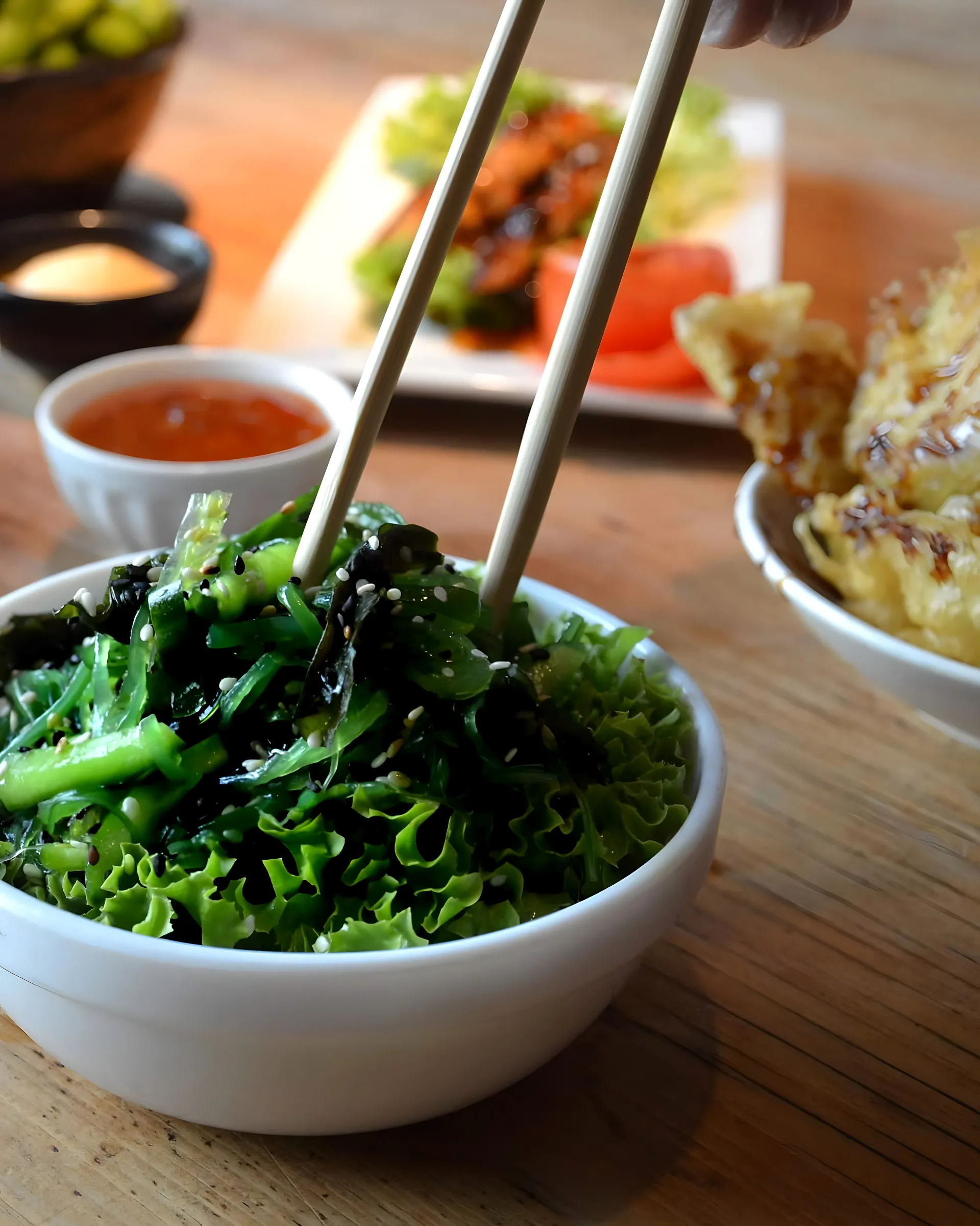 Wakame-salade in een witte kom met stokjes