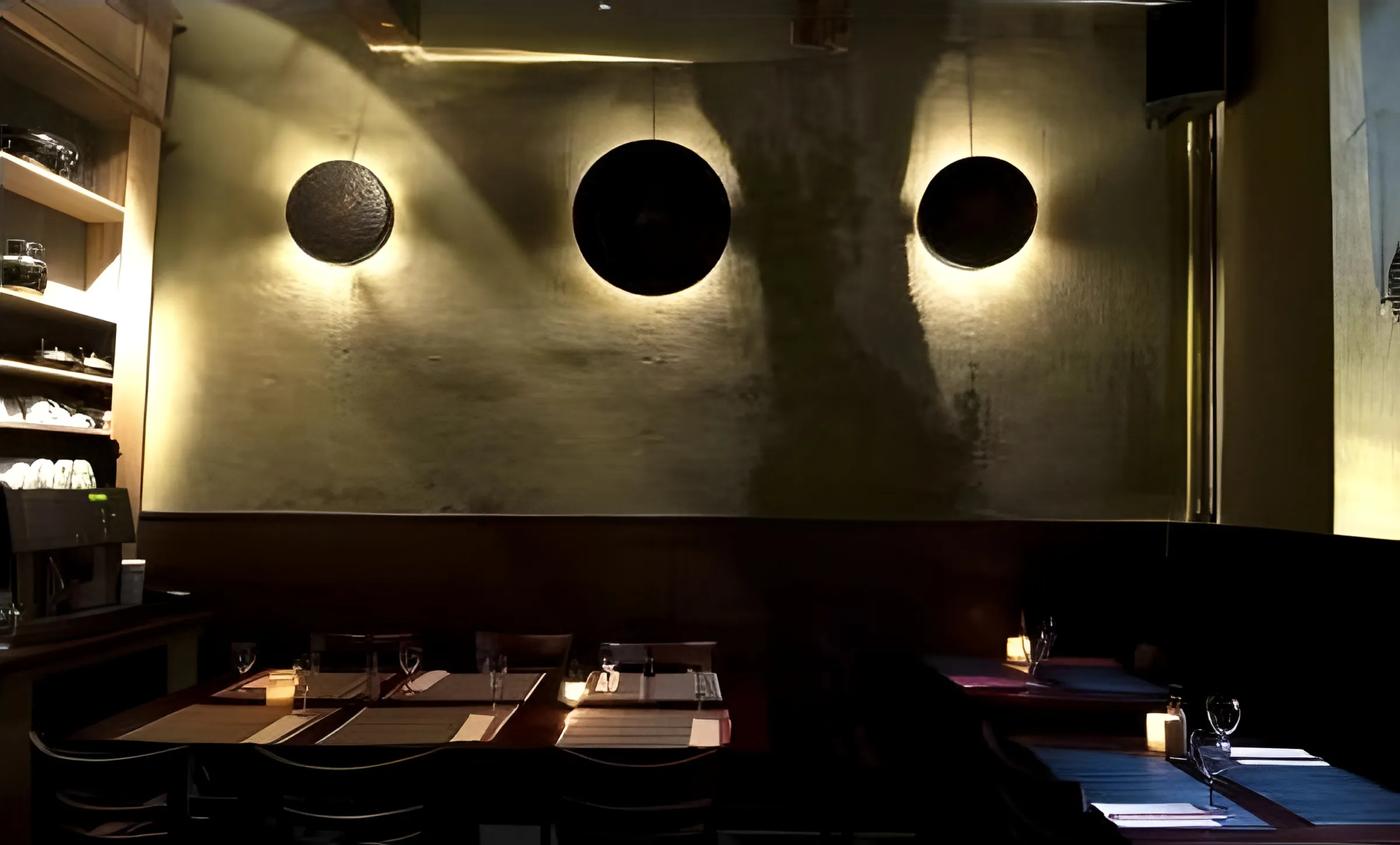 Zaal met ronde wandlampen